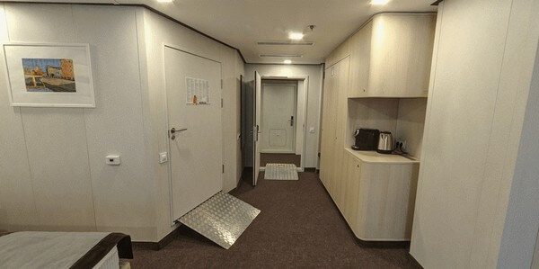 Полулюкс для маломобильных пассажиров (2+1) на теплоходе «Мустай Карим» — адаптированная ванная комната с поручнями