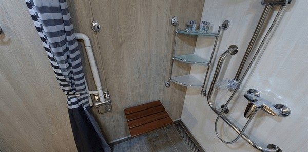 Полулюкс для маломобильных пассажиров (2+1) на теплоходе «Мустай Карим» — спальная зона адаптированной каюты