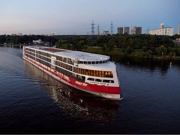 Пятизвёздочный речной теплоход «Мустай Карим» на воде — вид с борта